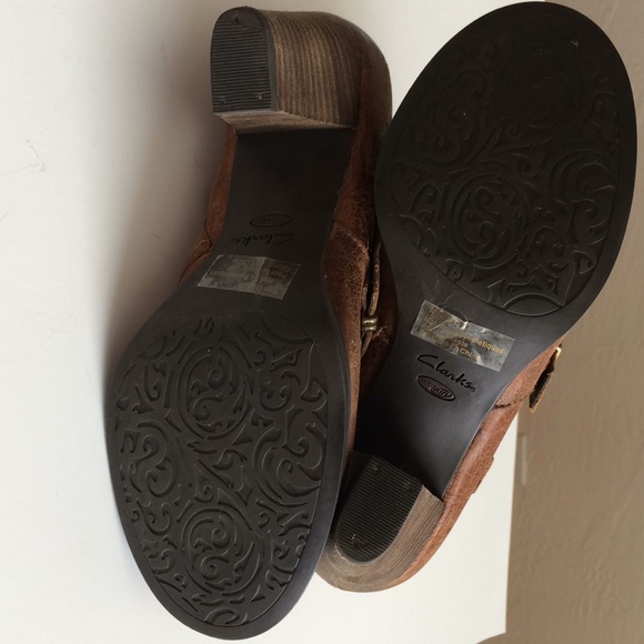 Clark’s Artisan distressed leather ankle boots - Picture 7 of 8